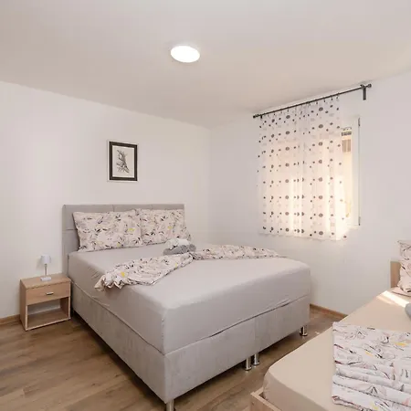 Mia-1 By Interhome Obrovac